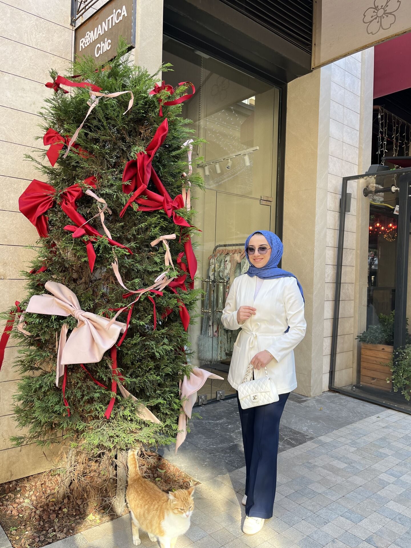 Beyaz Cepli Kuşaklı Ceket