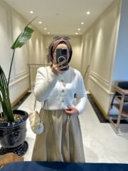 Beyaz Gold Düğmeli Kazak