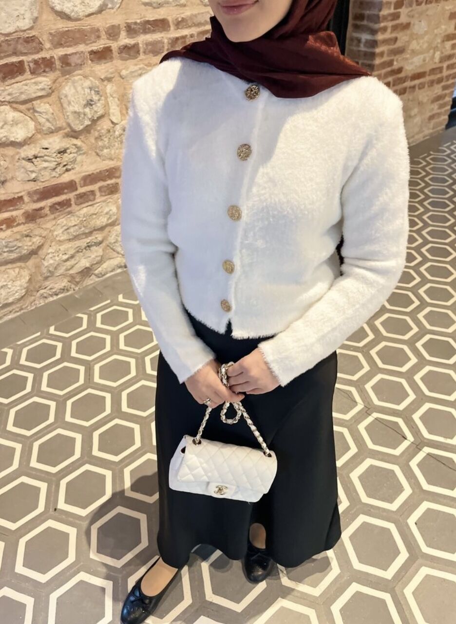 Beyaz Gold Düğmeli Kazak