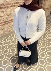 Beyaz Gold Düğmeli Kazak