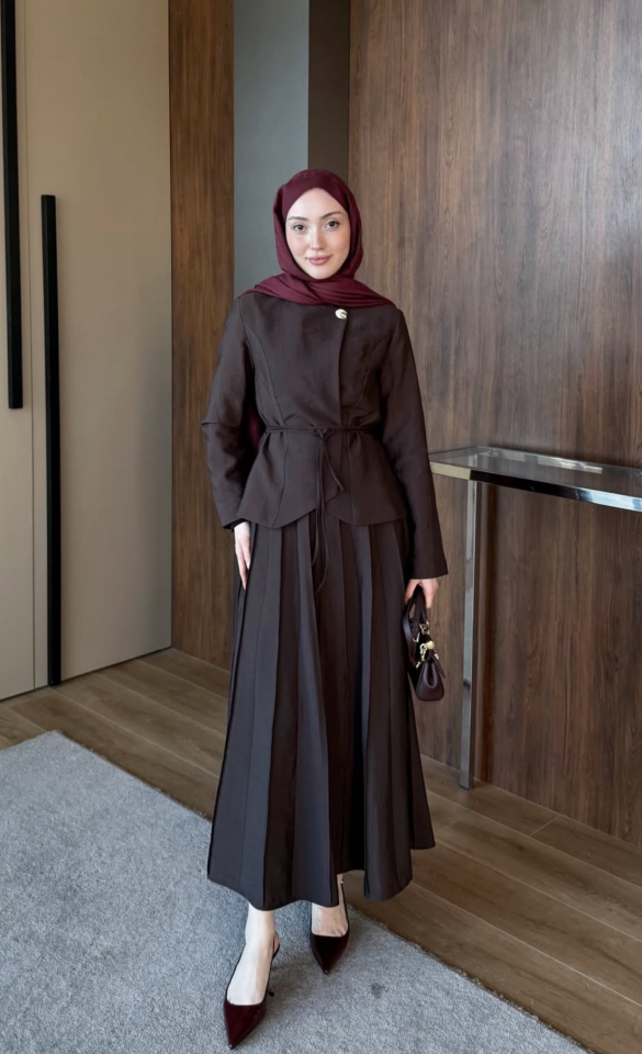 Broş Detaylı Pileli Etekli Takım Kahve