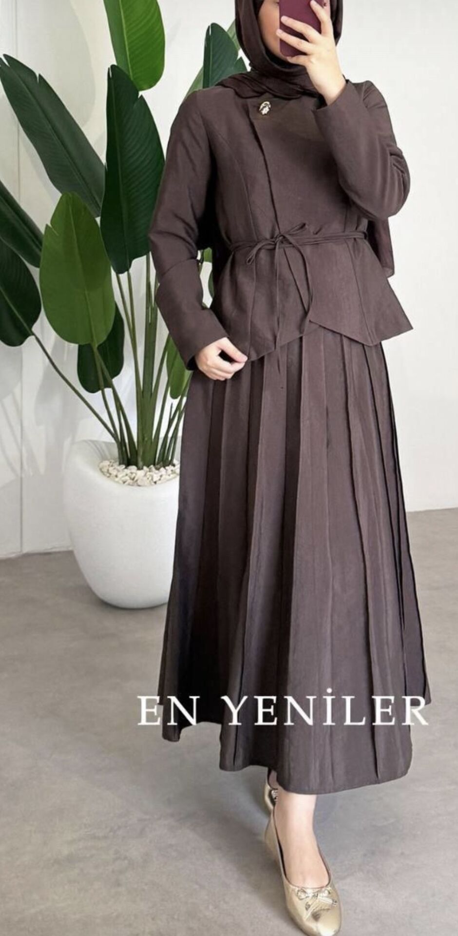 Broş Detaylı Pileli Etekli Takım Kahve