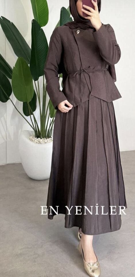 Broş Detaylı Pileli Etekli Takım Kahve