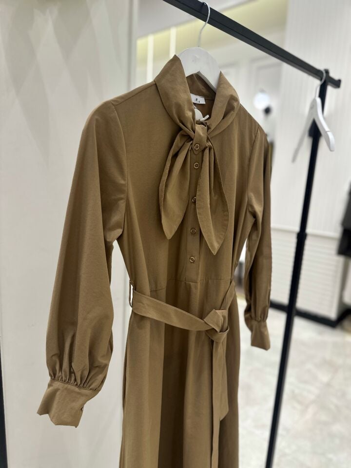 Fiyonklu Camel Elbise