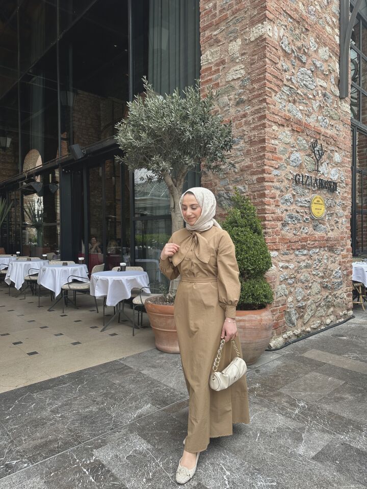 Fiyonklu Camel Elbise